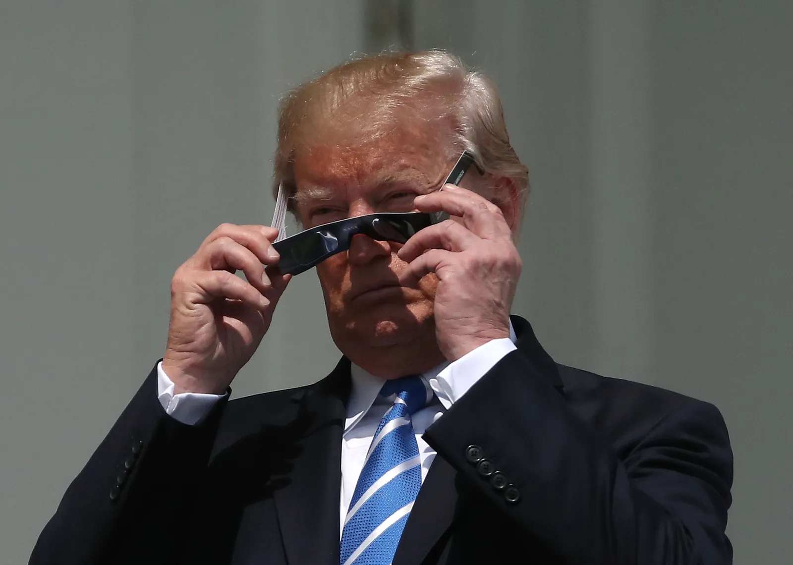 Donald Trump urmărind Eclipsa de Soare, Sursa foto GQ