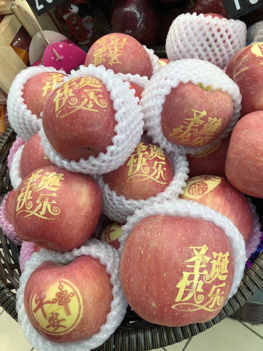 Tradușue de Crăciun din China, mere pictate cu mesaje pe ele, sursă foto Twitter