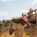 Un grup de căutători ilegali de aur caută aur în zona Kibi din sudul Ghanei Sursa foto Foreign Policy