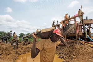 Un grup de căutători ilegali de aur caută aur în zona Kibi din sudul Ghanei Sursa foto Foreign Policy
