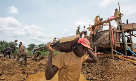 Un grup de căutători ilegali de aur caută aur în zona Kibi din sudul Ghanei Sursa foto Foreign Policy
