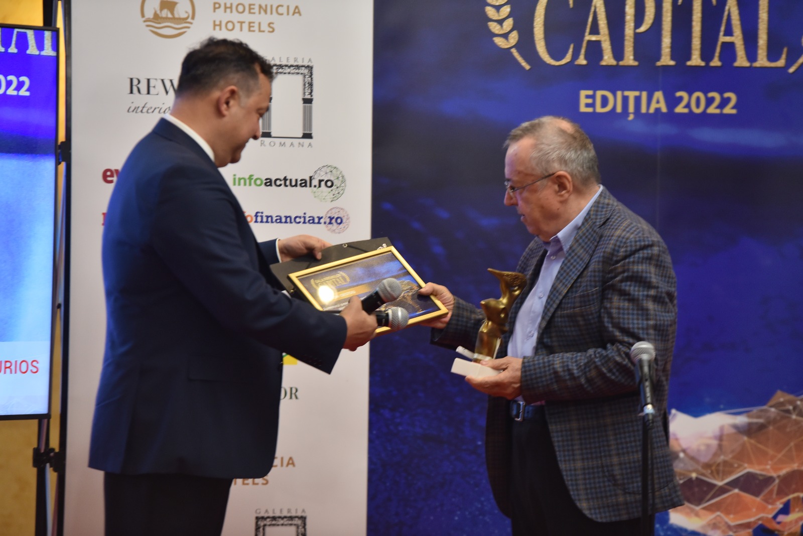 Ion Cristoiu primind premiul „Formatorul presei scrise românești postdecembriste”