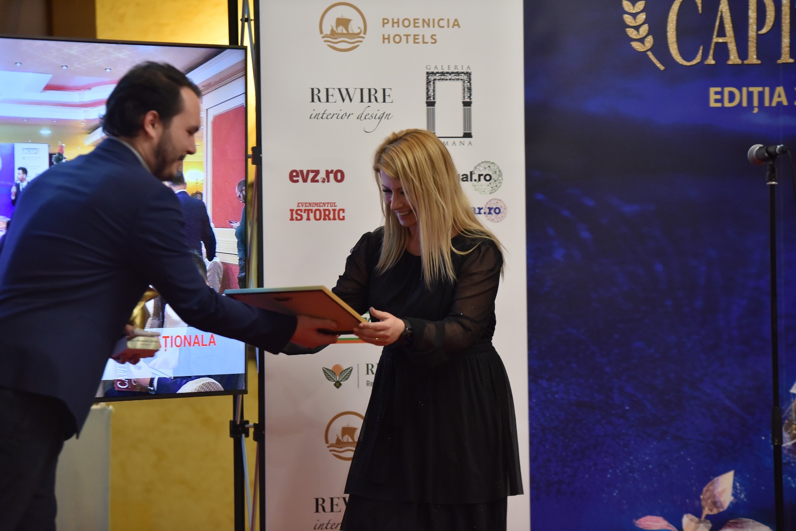 Lucia Bobuleț ridicând premiul „Trei decenii de leadership în domeniul alimentar”, sursa foto: arhiva personală