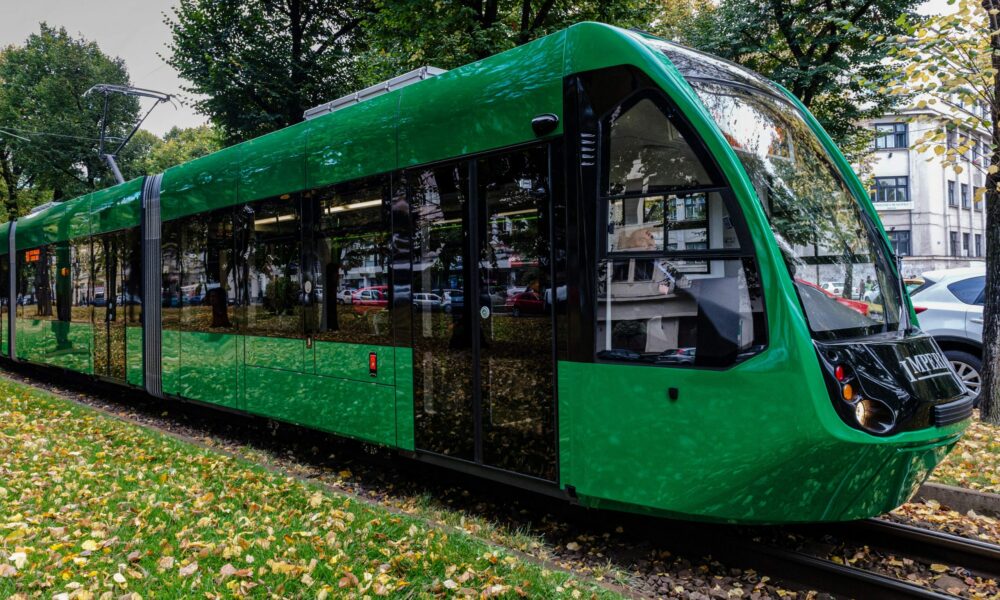 Tramvaiele noi Astra Imperio vor circula de sâmbătă în Capitală! Ce surpriză le-a pregătit STB călătorilor