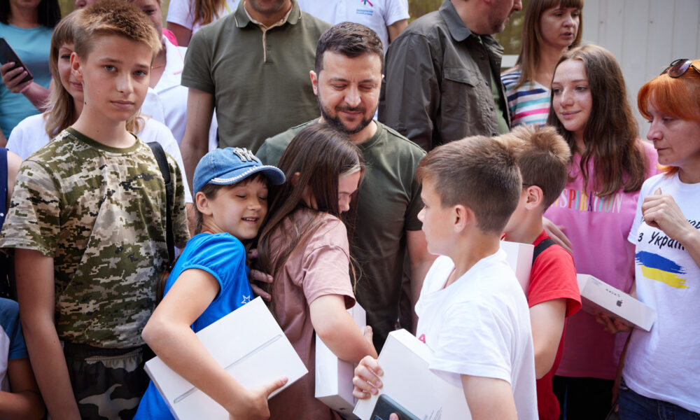 Zelenski din nou în apropierea frontului! „Începem întotdeauna prin a ne aduce aminte de eroii noştri căzuţi”