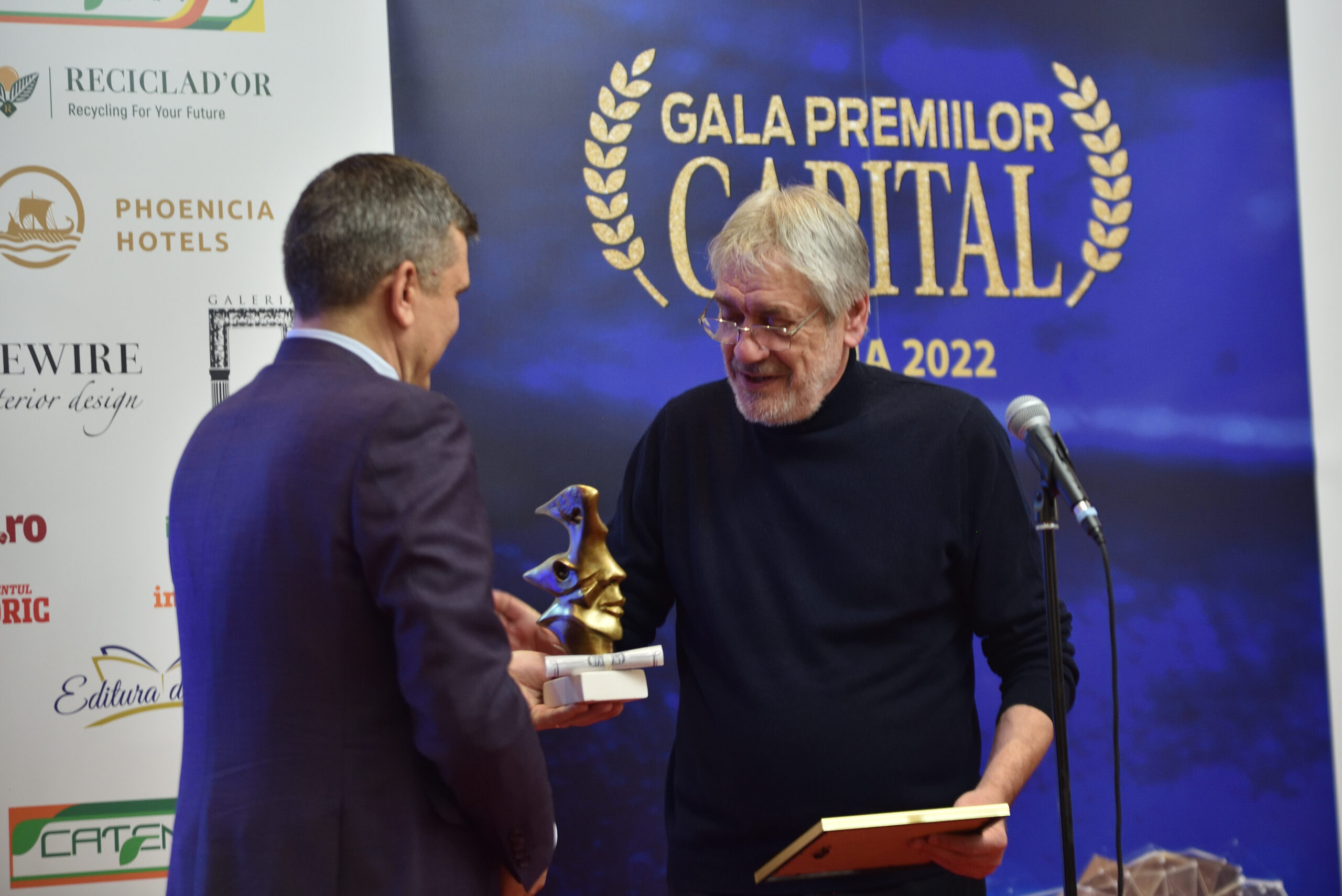 Marcel Iureș primind premiul „Universalitatea actului teatral”