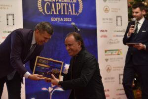 Muhammad Murat pe scena Capital primind premiul