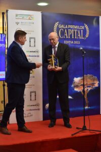 Prof. Dr. Irinel Popescu primind premiul Capital