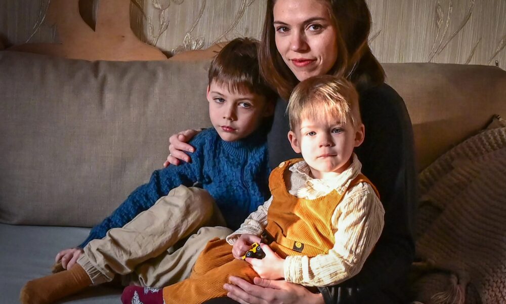 Poveste din spatele Războiului! „Totul a căzut pe mine”: Mamele din Rusia sunt singure, în timp ce tații pleacă în exil