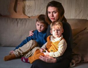 Poveste din spatele Războiului! „Totul a căzut pe mine”: Mamele din Rusia sunt singure, în timp ce tații pleacă în exil