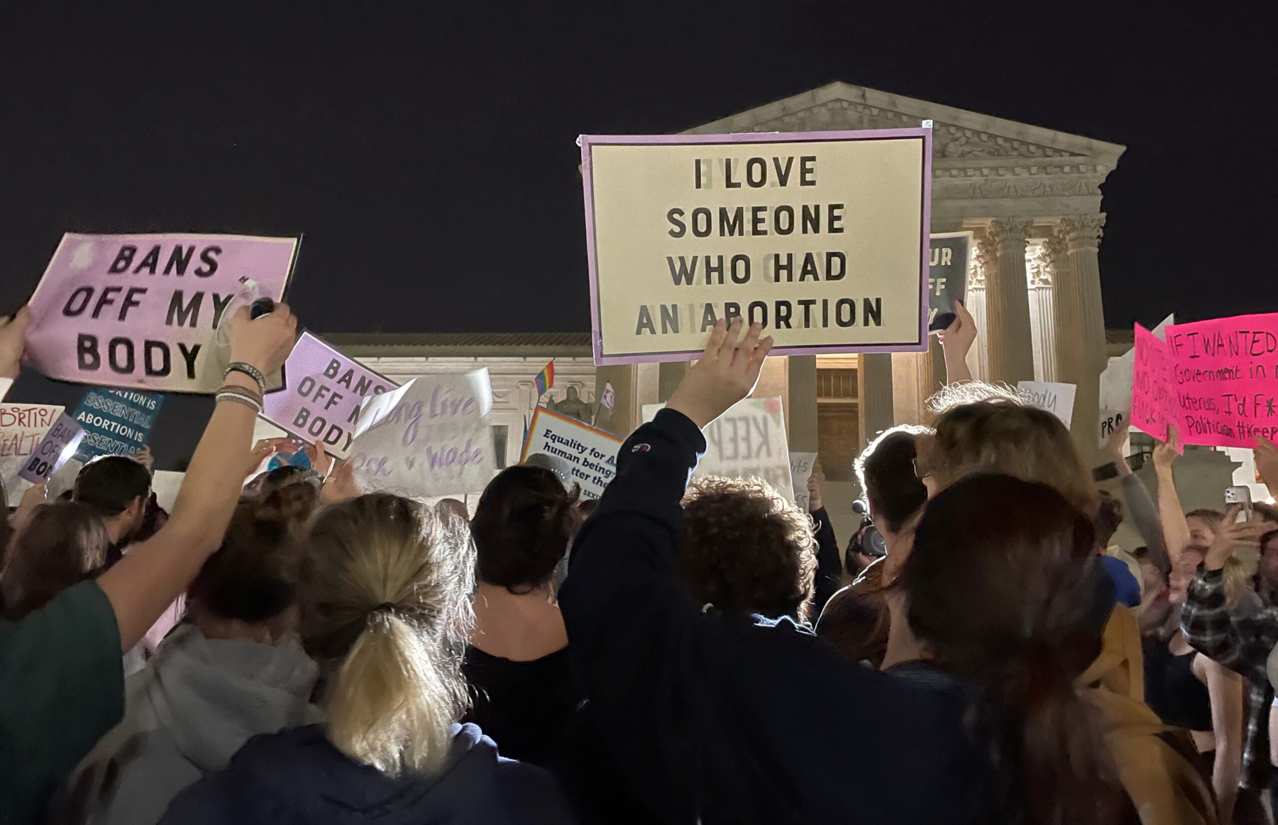Decizia Curții Constituționale din SUA de a revoca rezoluțiile cazului Joe v Wade cu privire la dreptul avorturilor din SUA stârnește proteste la nivel național