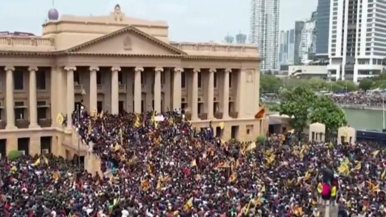 Palatul prezidențial din Sri Lanka, cucerit de protestatari după ce președintele fuge din țară, sursă foto CBSN