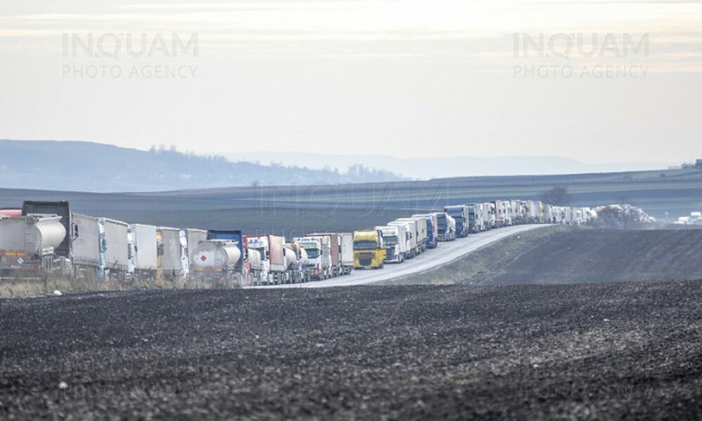S-a găsit soluția pentru deblocarea traficului la granița cu Ucraina! 900 de tiruri așteaptă în coada de 26 de km