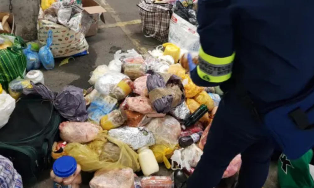 Autocar plin de moldoveni oprit 10 ore la intrarea în Austria. Inspectorii au găsit 400 de litri de alcool și 270 kg de carne