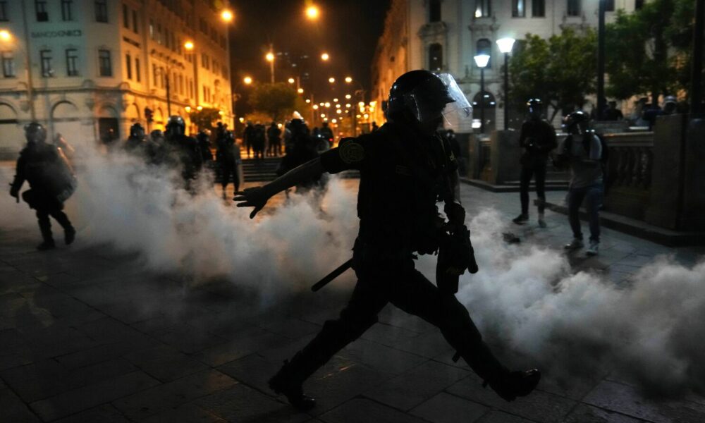 Proteste violente în Peru împotriva noului președinte! Doi tineri au fost uciși în timpul manifestațiilor