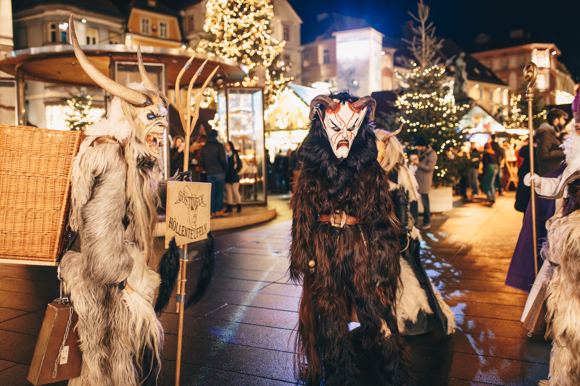 Oameni costumați în Krampus pe străzile din Graz, Austria, sursă foto dreamstime