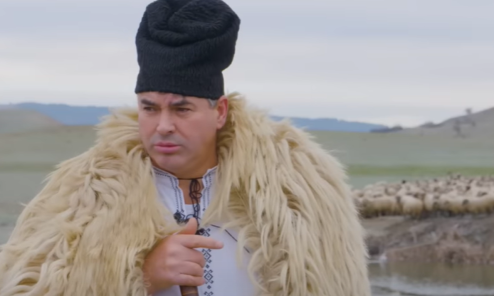 Mesajul unui oier pentru guvernanți: „Să vină să stea 3 zile aici, și noi în locul lor, să vadă cum e. E muncă foarte multă!”