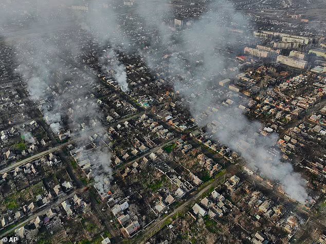 Fumul se împrăștie după atacurile rusești de la periferia orașului Bakhmut, Ucraina. Sursa foto: Daily Mail