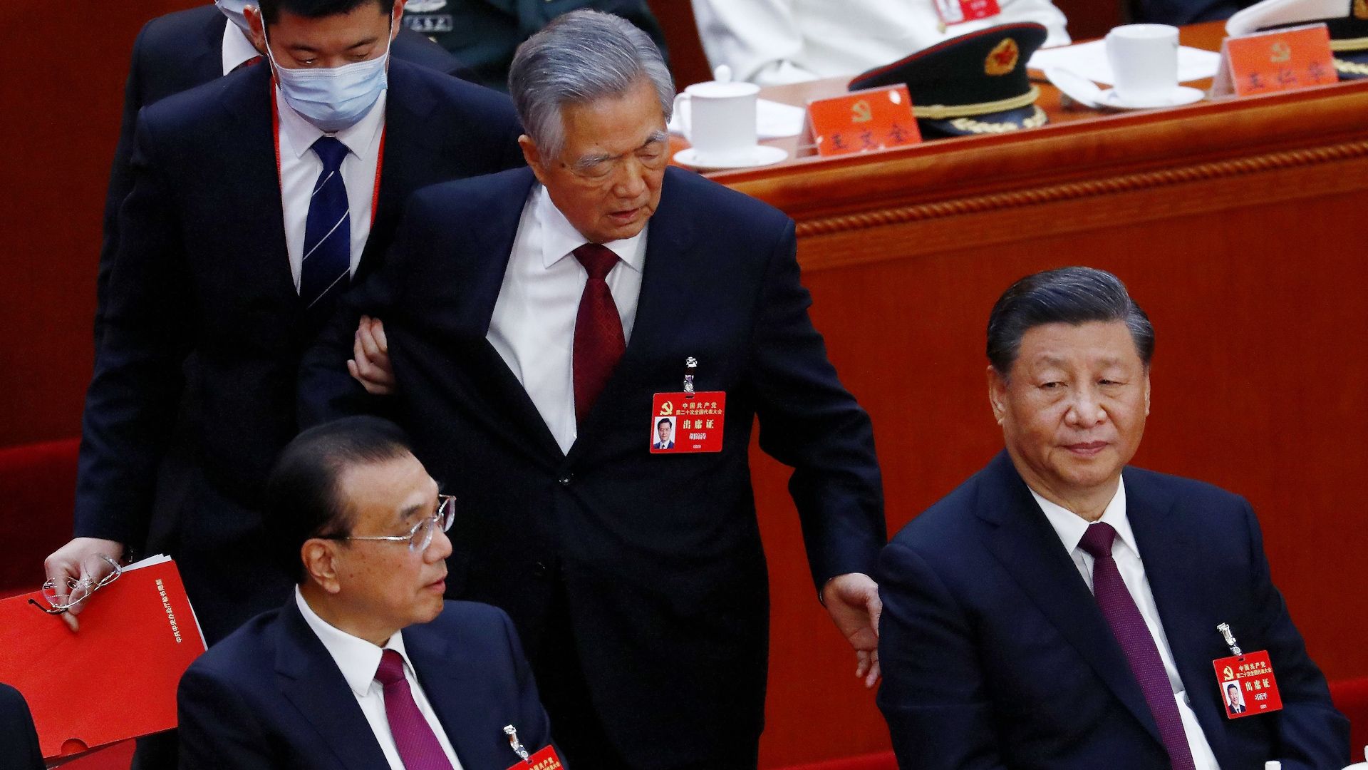 Fostul președinte chinez Ju Jintao este escortat de la Congresul PCC, sursă foto The Wall Street Journal