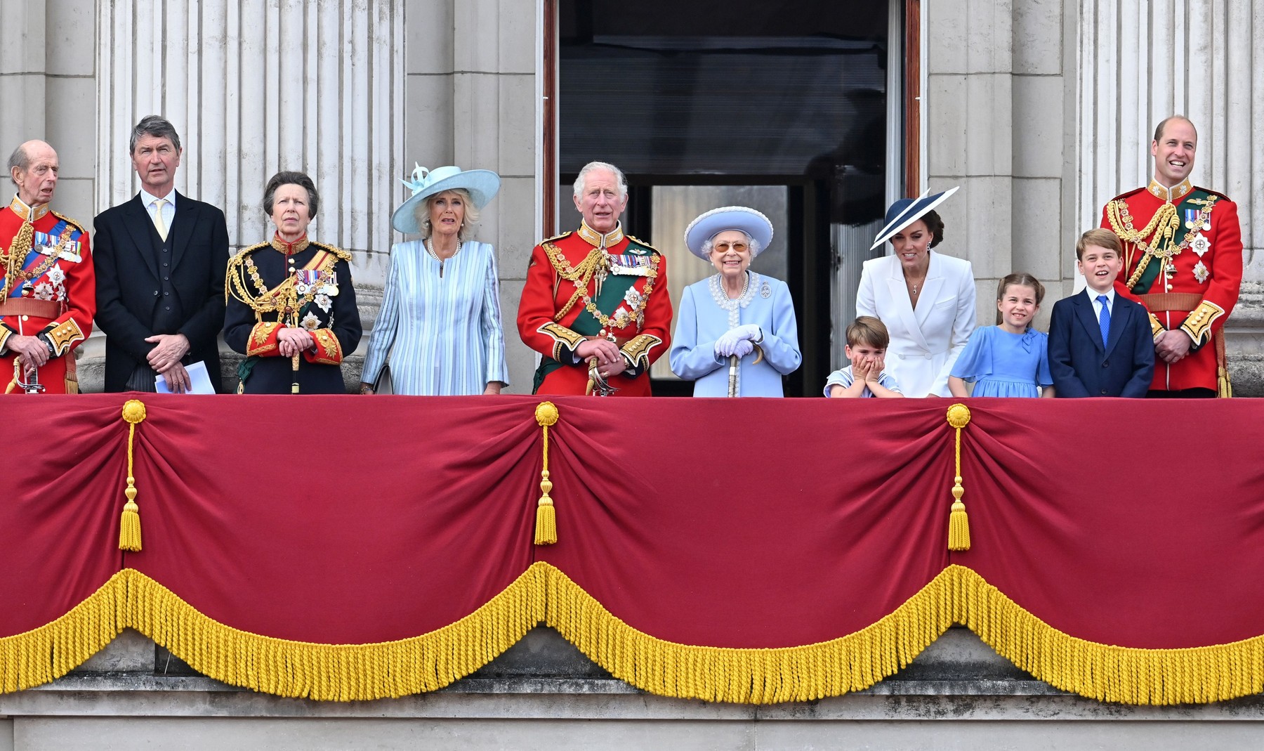 Ceremonia jubileului de platină, membri Casei Regale alături de regina Elisabeta a II-a, sursă foto Hotnews