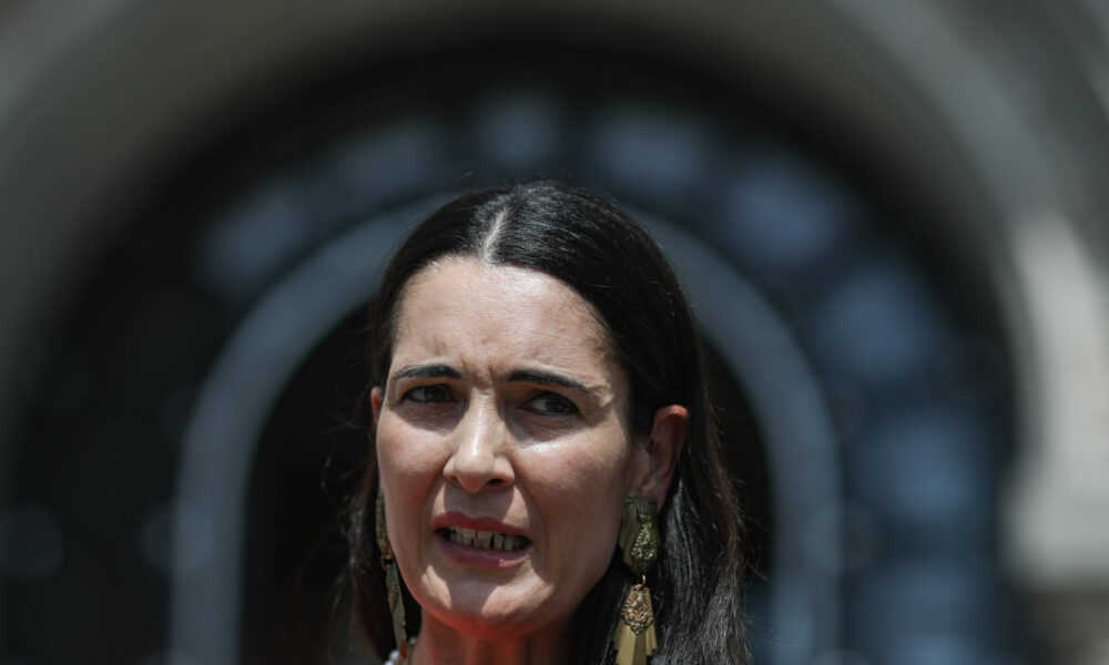 Ghinion, Clotilde Armand! Limba română nu face casă bună cu primăria