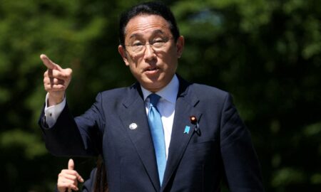 Premierul japonez vizitează Franța. Kishida vine cu soluții pentru Macron