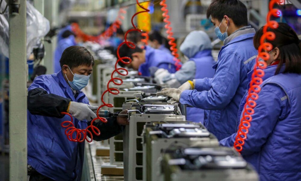 Economia chineză, măcinată de probleme! Vânzările cu amănuntul și industria sunt în declin