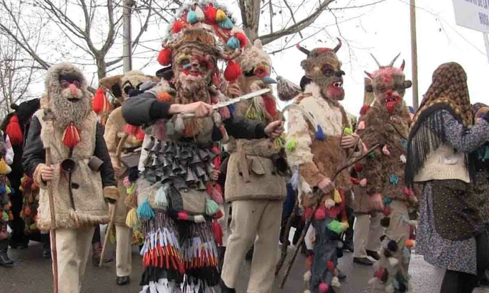 Tradiții și obiceiuri românești de Anul Nou! Ce „jocuri” am adoptat din „moși-strămoși”