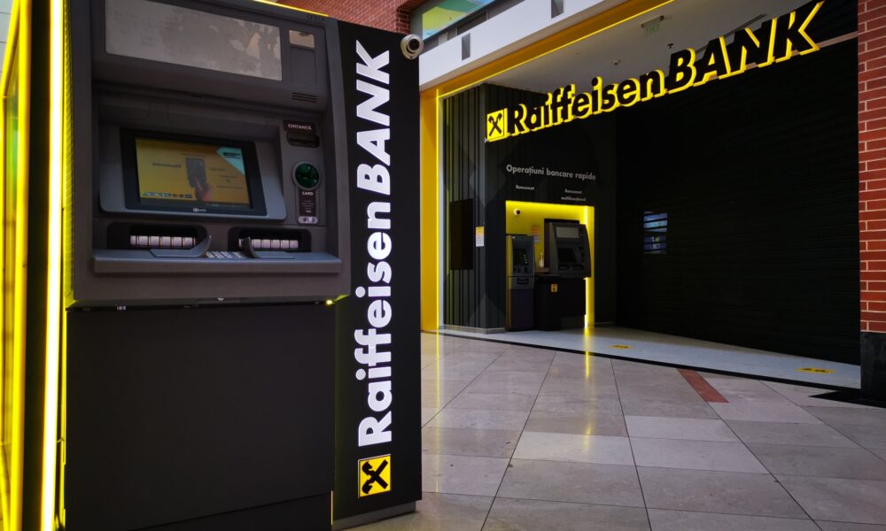 Raiffeisen Bank somată de ANPC! Peste 9000 de clienți români au fost păcăliți de unitatea bancară