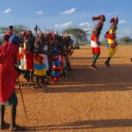 Un trib din Kenya care sărbătorește Crăciunul prin dansuri tradiționale, îmbracați cu motive tradițioanale, sursă foto Trafalgar Tours