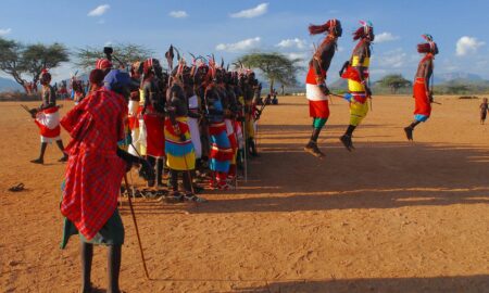Un trib din Kenya care sărbătorește Crăciunul prin dansuri tradiționale, îmbracați cu motive tradițioanale, sursă foto Trafalgar Tours