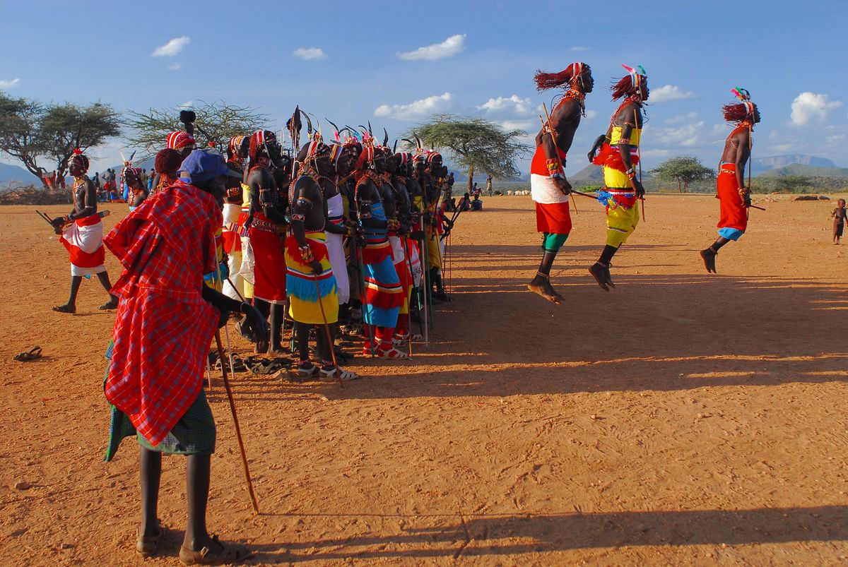 Un trib din Kenya care sărbătorește Crăciunul prin dansuri tradiționale, îmbracați cu motive tradițioanale, sursă foto Trafalgar Tours