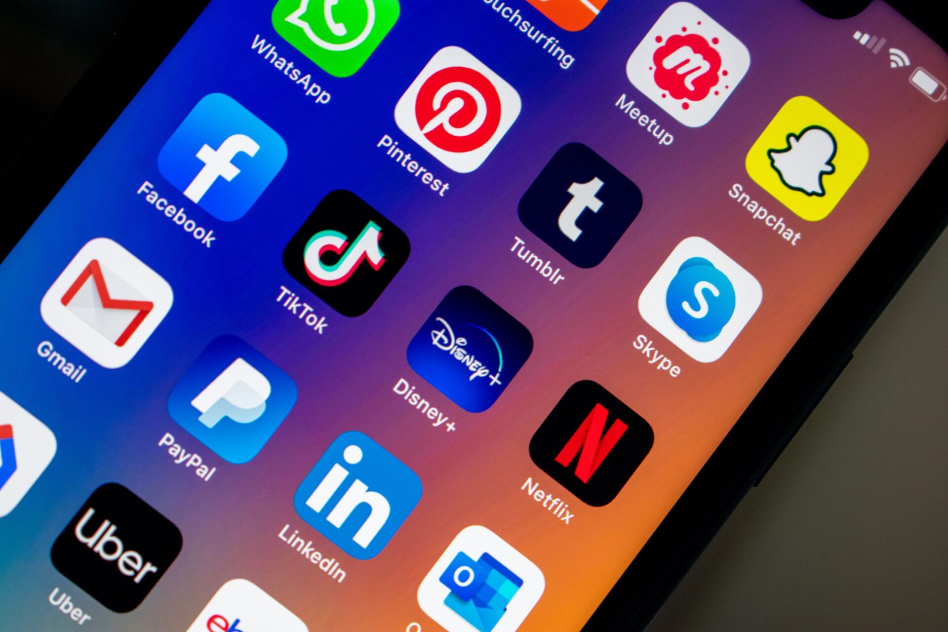 Probleme mari pentru o cunoscută rețea de socializare! Compania ar fi accesat datele unor jurnaliști