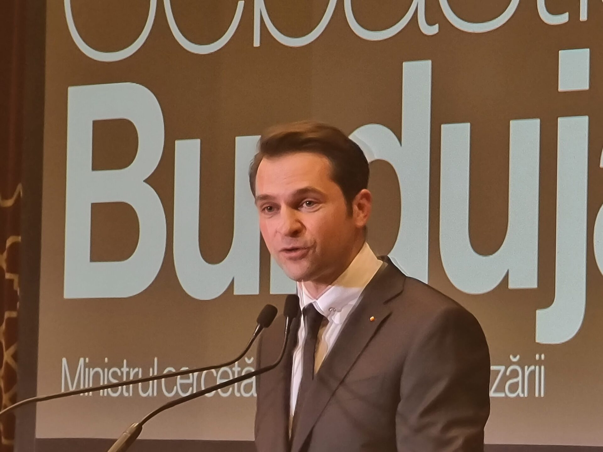 Sebastian Burduja, ministrul Cercetării, Inovării și Digitalizării a decis organizarea galei în urma unei discuții cu premierul Ciucă