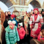 Oameni în costume tradiționale și de carnaval cântând colinde într-o stație de metrou pentru a celebra sărbătoarea de iarnă Malanka, vineri, 13 ianuarie, la Kiev. Fotografie: Serghei Doljenko/EPA, via The Guardian