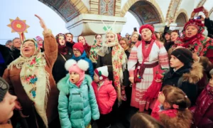 Oameni în costume tradiționale și de carnaval cântând colinde într-o stație de metrou pentru a celebra sărbătoarea de iarnă Malanka, vineri, 13 ianuarie, la Kiev. Fotografie: Serghei Doljenko/EPA, via The Guardian