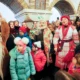 Oameni în costume tradiționale și de carnaval cântând colinde într-o stație de metrou pentru a celebra sărbătoarea de iarnă Malanka, vineri, 13 ianuarie, la Kiev. Fotografie: Serghei Doljenko/EPA, via The Guardian