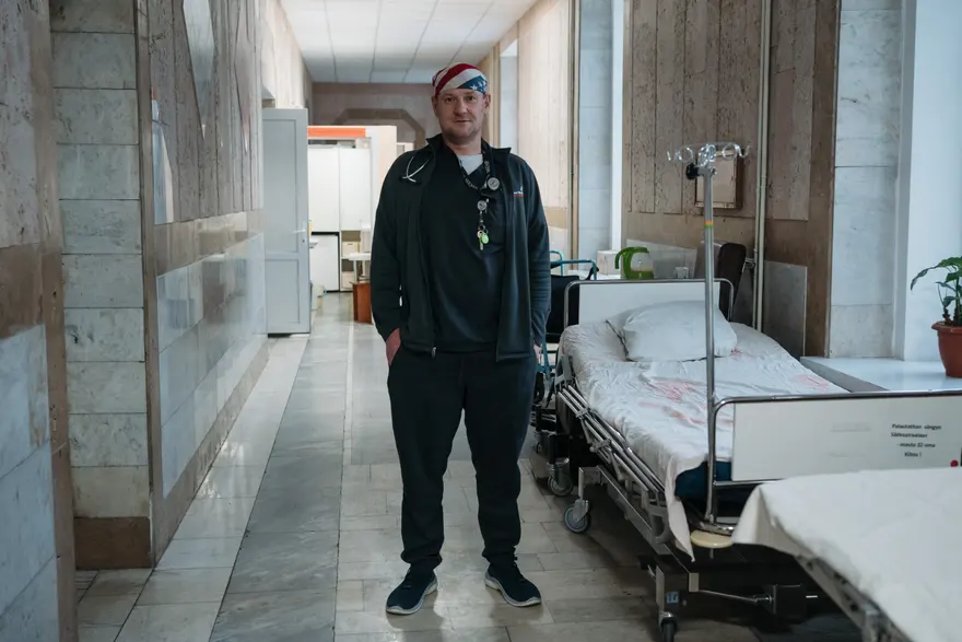 „Am trăit ca niște cârtițe zile întregi”: Dr. Serhii Dubrov într-un spital din Kiev. Fotografie: Anastasia Vlasova/The Observer