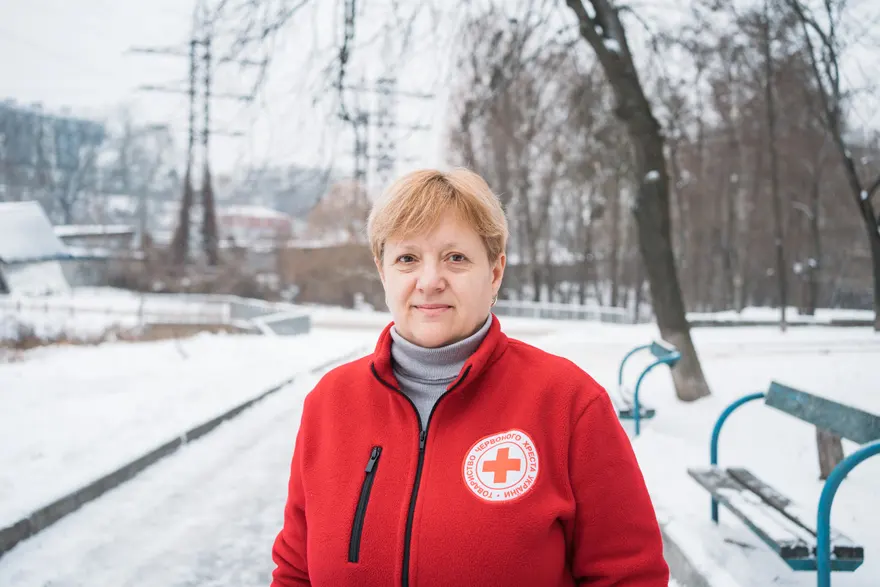 Alla Onyshchchuk în fața biroului Crucii Roșii din Kiev, joi, săptămâna trecută. Fotografie: Anastasia Vlasova/The Observer