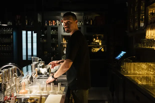 Igor, barmanul, prepară un cocktail în barul Beatnik din Kiev, săptămâna trecută. Fotografie: Anastasia Vlasova/The Observer