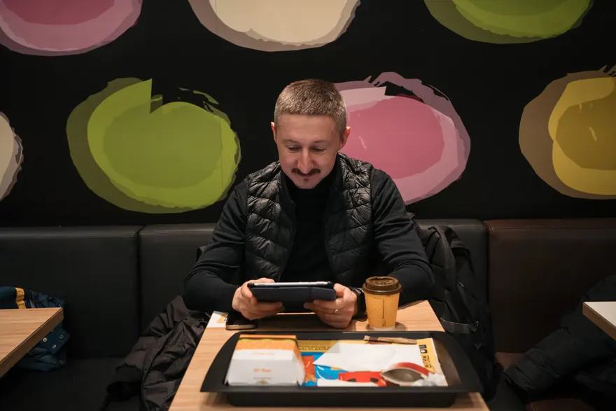 Valeri Moroz, care își programează ziua în funcție de întreruperile de curent, la muncă într-o filială a McDonald's. Fotografie: Anastasia Vlasova/The Observer