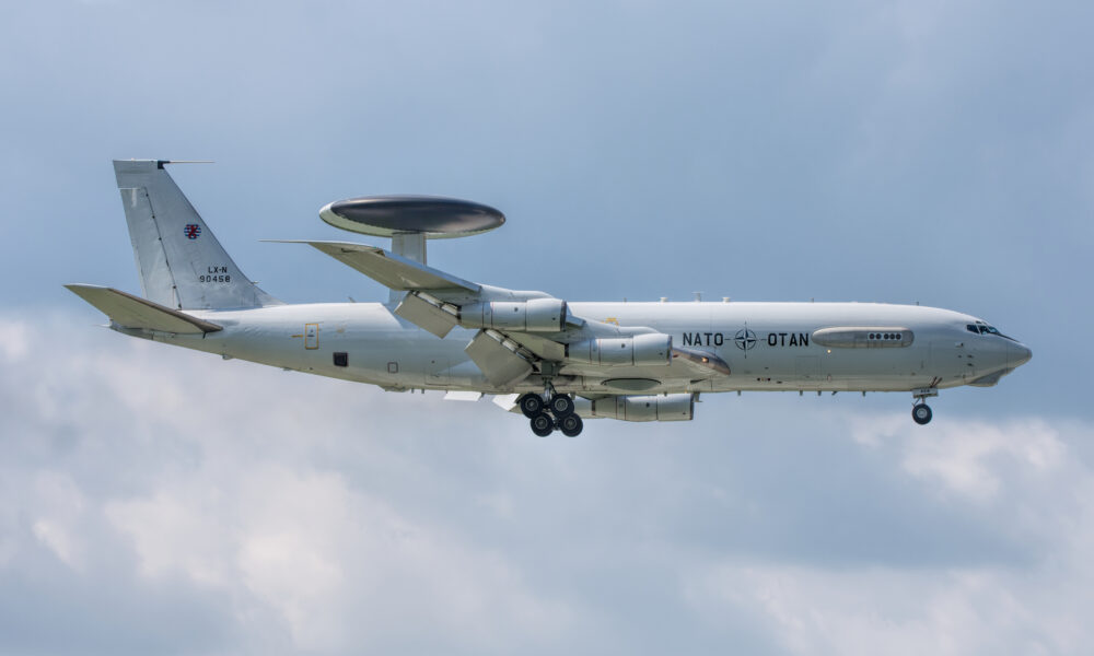 Primele avioane spion ale NATO au aterizat în România. Principala misiune este supravegherea Ucrainei de la distanță