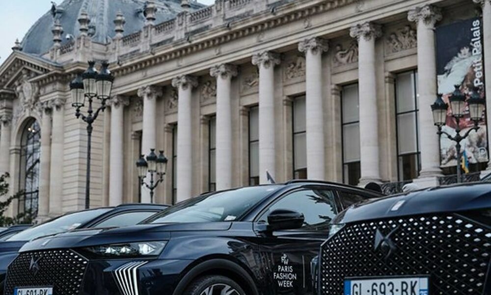 Noul DS 7 E-TENSE face senzație la Paris Fashion Week. Mașina escortează cei mai mari influenceri la săptămâna modei
