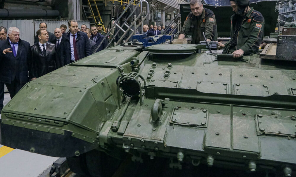 The Moscow Times: Șeful Apărării din Rusia spune că fabricile militare lucrează non-stop