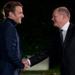 Emmanuel Macron și Olaf Scholz dând mâna