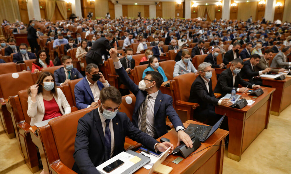 Cresc salariile angajaților din Parlament! Ce renumerație colosală va primi un operator de xerox