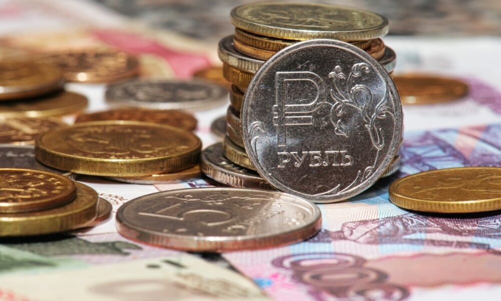 Rubla rusească a ajuns la un nivel mai scăzut ca niciodată! Dolarul crește în continuare, iar euro bate noi recorduri