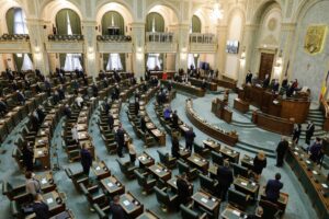 Parlamentul se reunește în sesiune extraordinară pentru a aborda datoria publică a țării