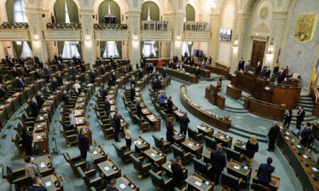 Parlamentul se reunește în sesiune extraordinară pentru a aborda datoria publică a țării