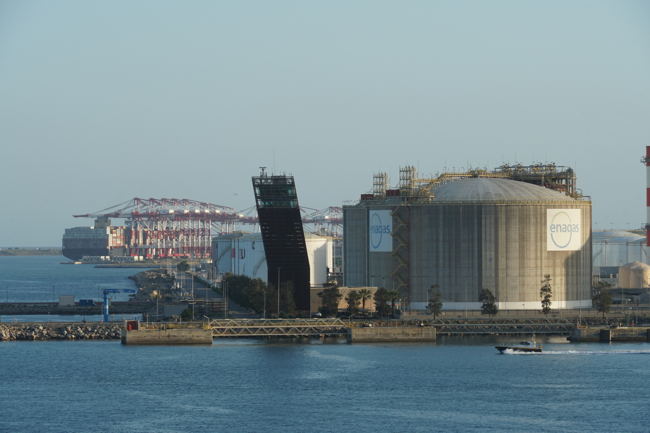 Așa arată un terminal de regazificare a gazelor naturale lichefiate. Acesta se află în Barcelona